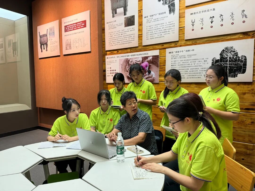 专业课教师指导社会实践.jpg